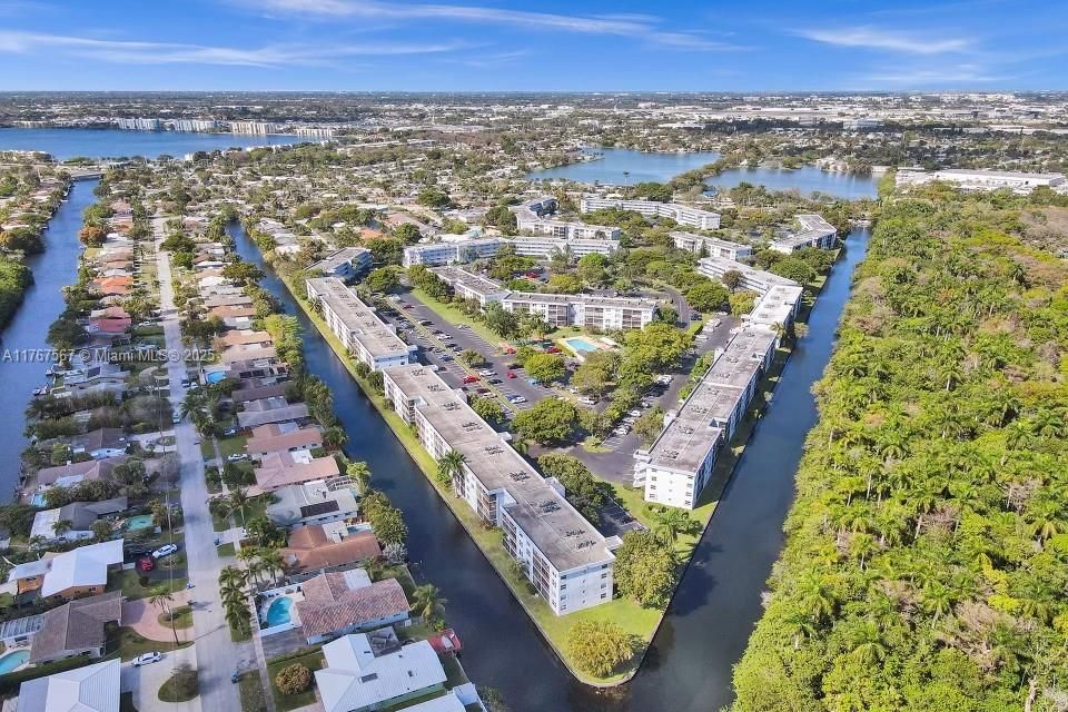 最近售出: $154,770 (2 贝兹, 2 浴室, 975 平方英尺)