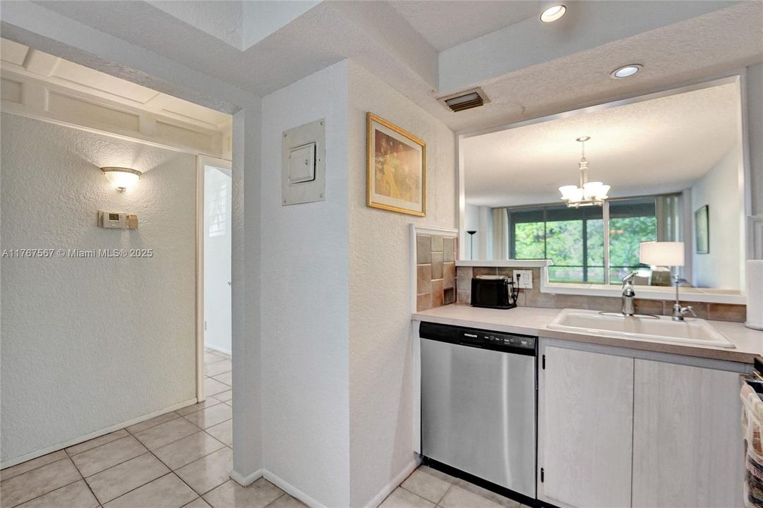 最近售出: $154,770 (2 贝兹, 2 浴室, 975 平方英尺)