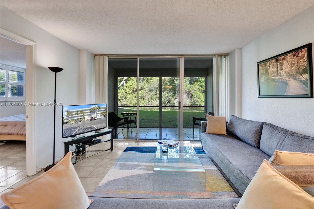 最近售出: $154,770 (2 贝兹, 2 浴室, 975 平方英尺)