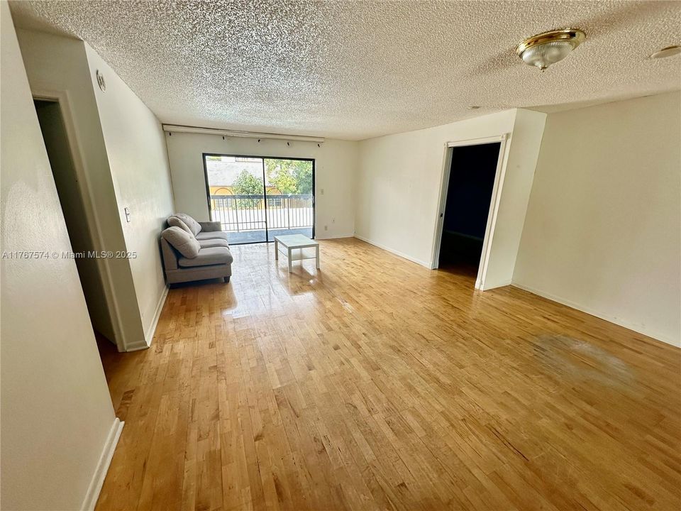 Vendido Recientemente: $250,000 (2 camas, 2 baños, 1180 Pies cuadrados)