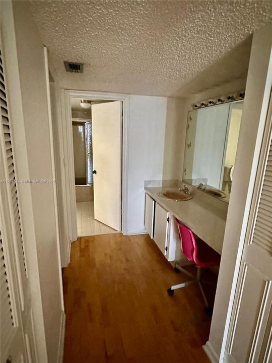 Vendido Recientemente: $250,000 (2 camas, 2 baños, 1180 Pies cuadrados)