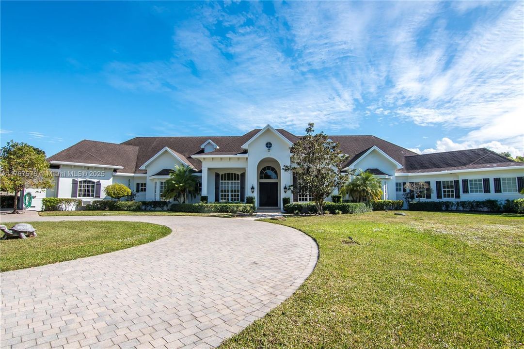 最近售出: $3,500,000 (3 贝兹, 2 浴室, 5275 平方英尺)