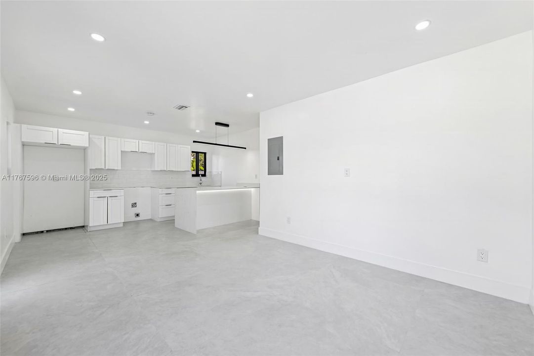 最近售出: $415,000 (3 贝兹, 2 浴室, 1056 平方英尺)