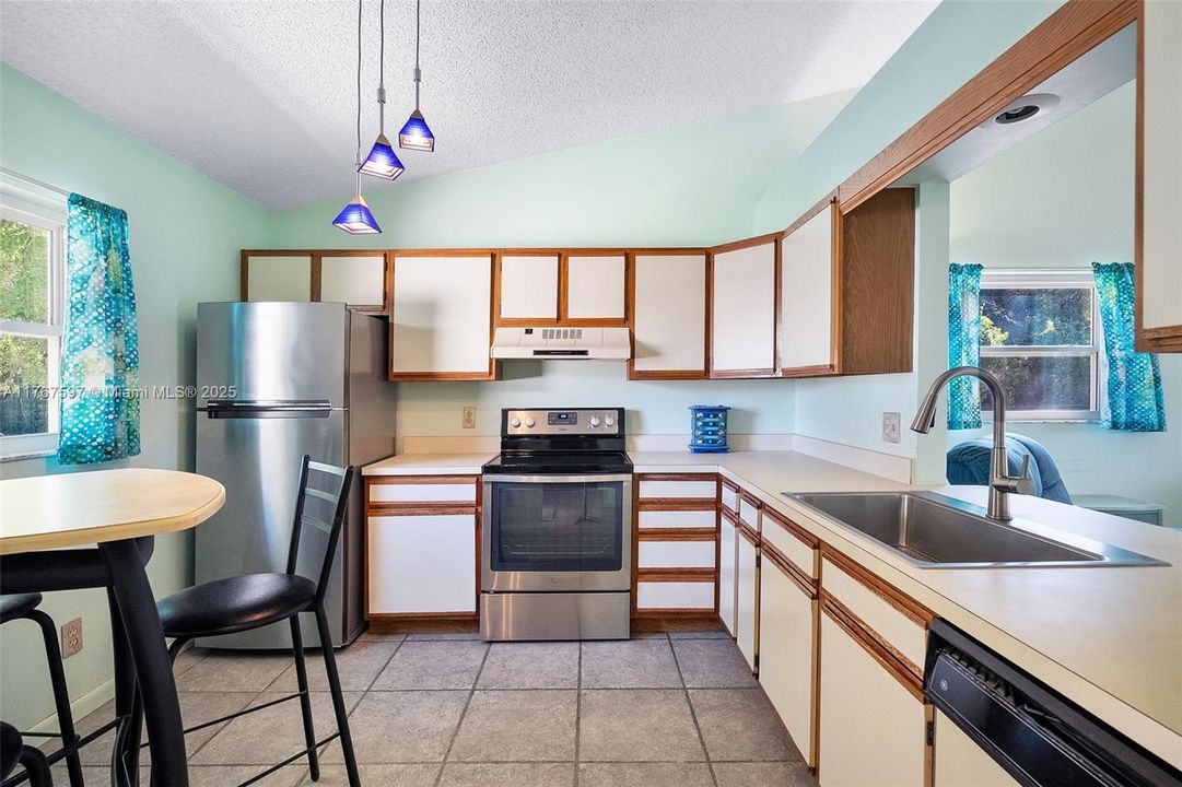 Vendido Recientemente: $339,000 (2 camas, 2 baños, 1116 Pies cuadrados)