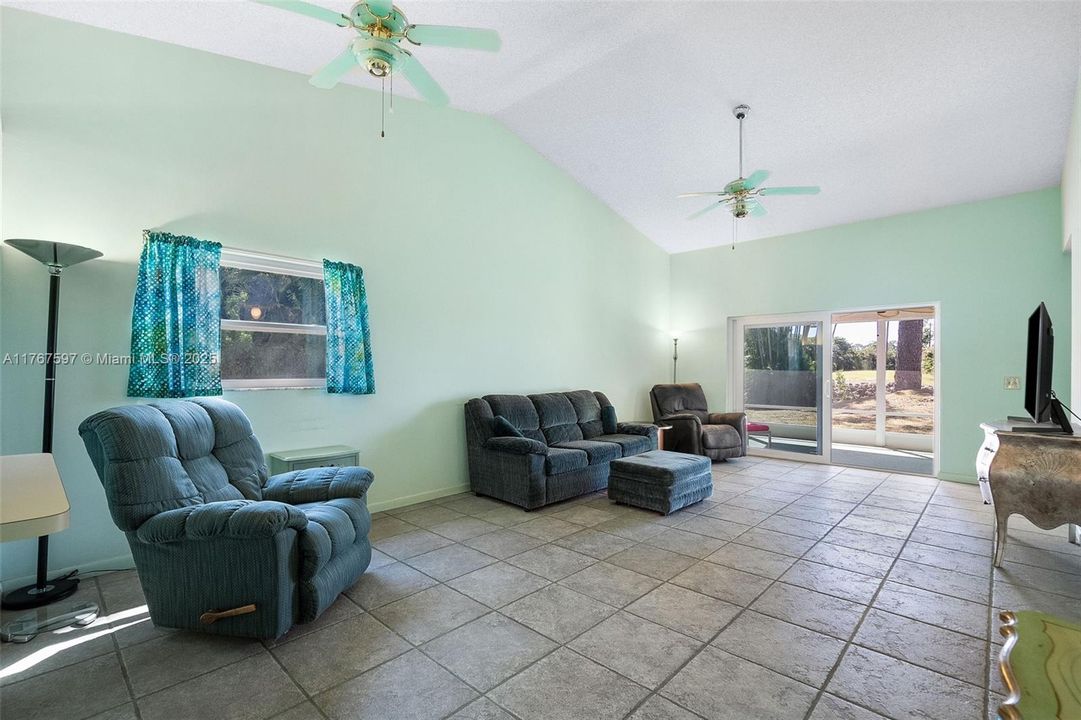 Vendido Recientemente: $339,000 (2 camas, 2 baños, 1116 Pies cuadrados)
