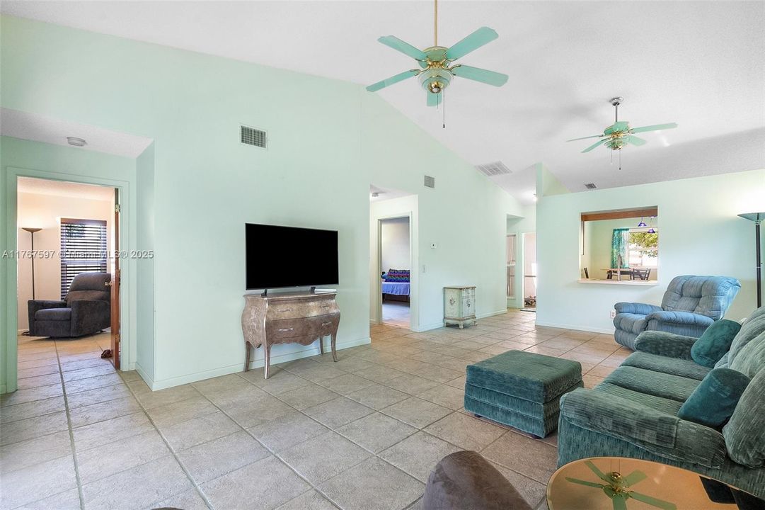 Vendido Recientemente: $339,000 (2 camas, 2 baños, 1116 Pies cuadrados)