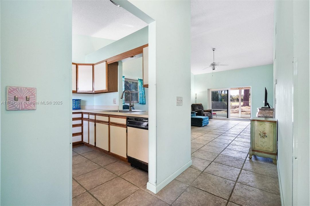 Vendido Recientemente: $339,000 (2 camas, 2 baños, 1116 Pies cuadrados)