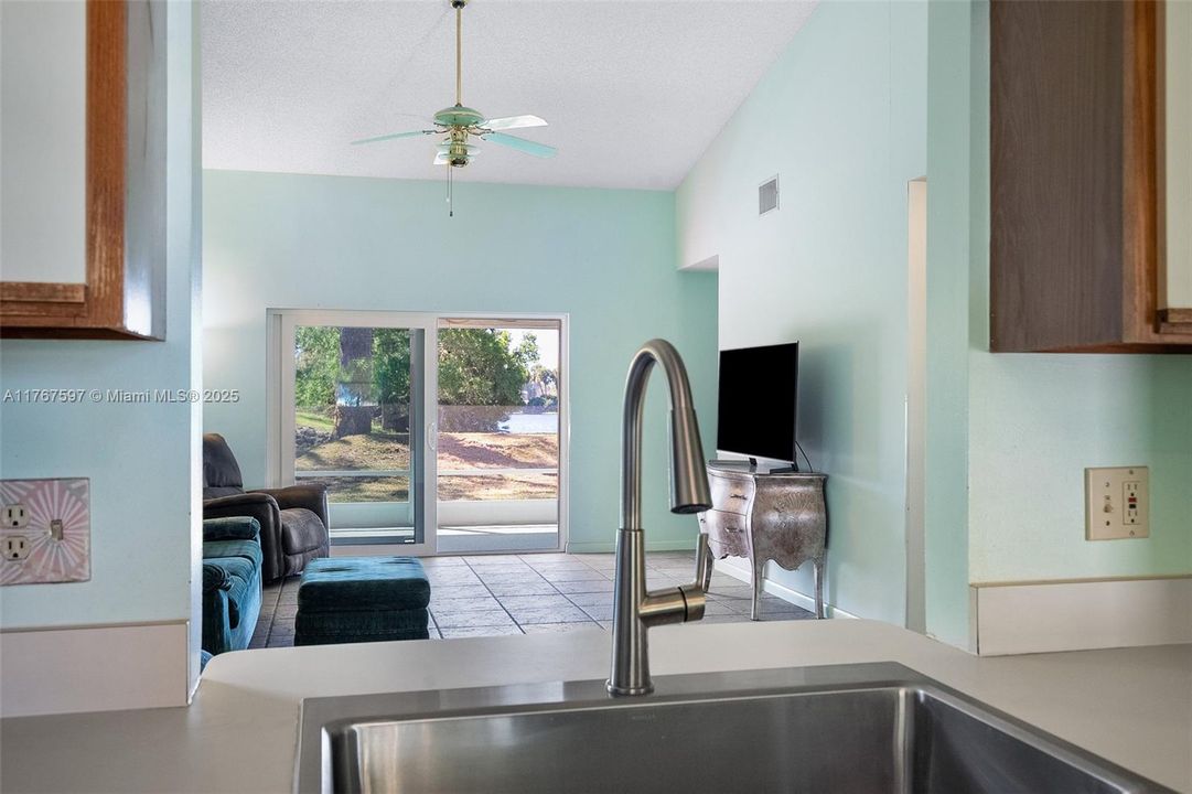 Vendido Recientemente: $339,000 (2 camas, 2 baños, 1116 Pies cuadrados)
