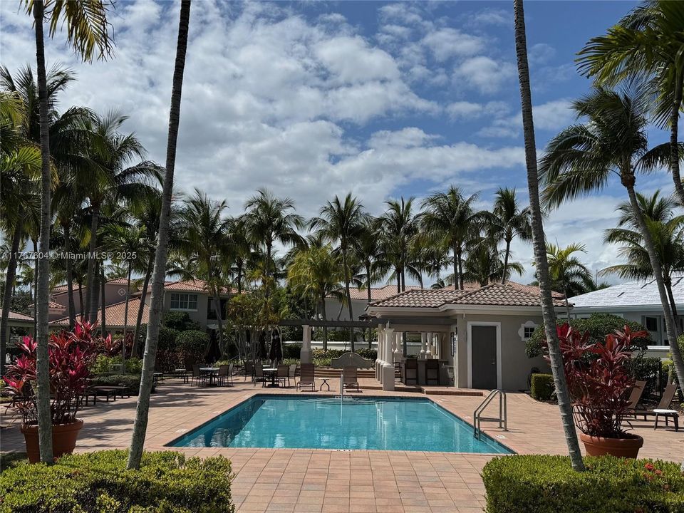 Pool 20 steps away for Townhouses