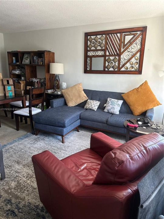 For Sale: $155,000 (1 beds, 1 baths, 676 Square Feet)