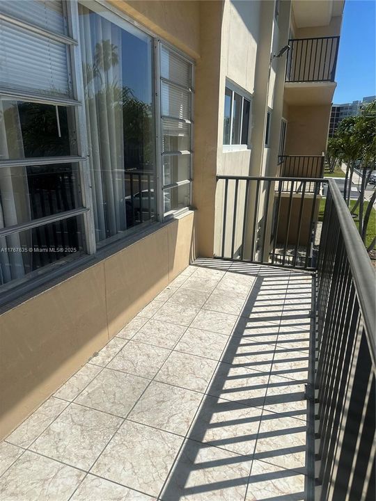 For Sale: $155,000 (1 beds, 1 baths, 676 Square Feet)