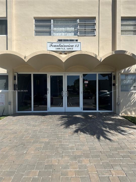 For Sale: $155,000 (1 beds, 1 baths, 676 Square Feet)