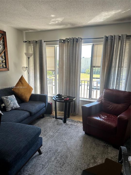 For Sale: $155,000 (1 beds, 1 baths, 676 Square Feet)