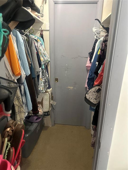 For Sale: $155,000 (1 beds, 1 baths, 676 Square Feet)