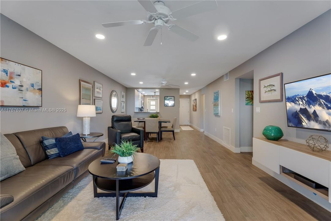 Недавно продано: $685,000 (2 спален, 2 ванн, 1100 Квадратных фут)