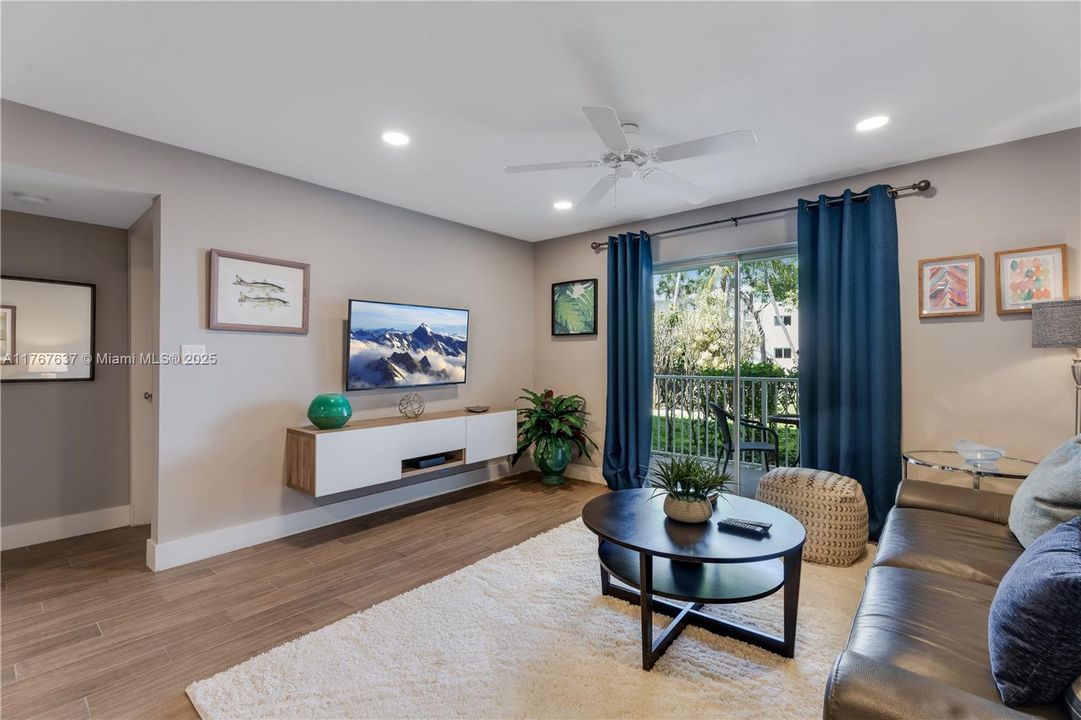 Недавно продано: $685,000 (2 спален, 2 ванн, 1100 Квадратных фут)