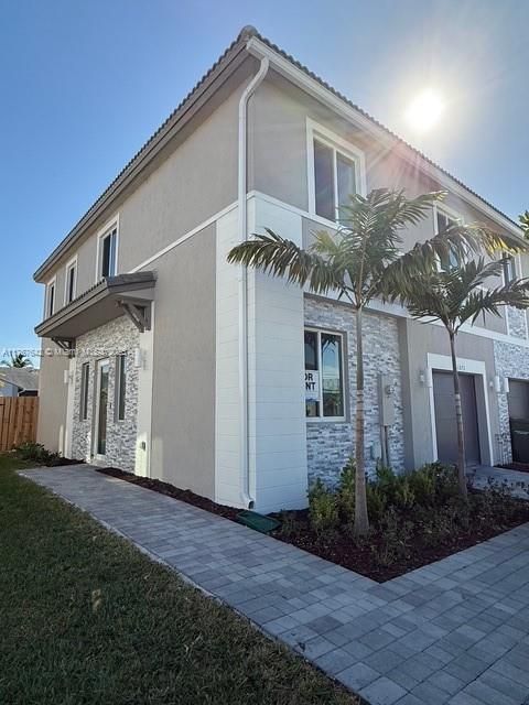 最近租的: $3,250 (4 贝兹, 3 浴室, 1804 平方英尺)