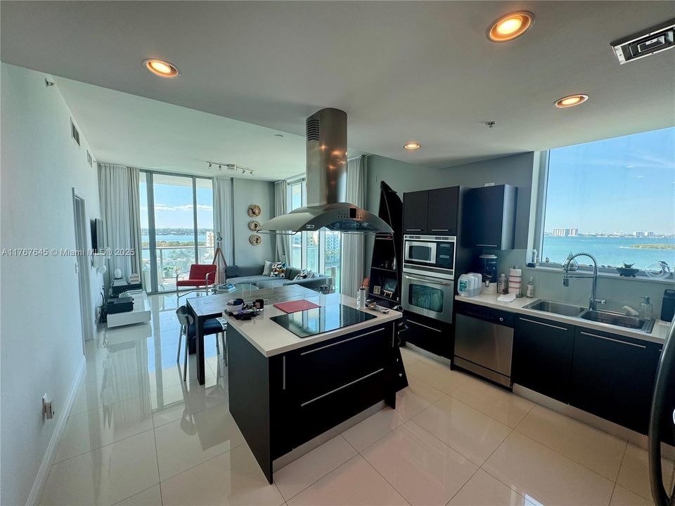 待售: $850,000 (3 贝兹, 3 浴室, 1358 平方英尺)