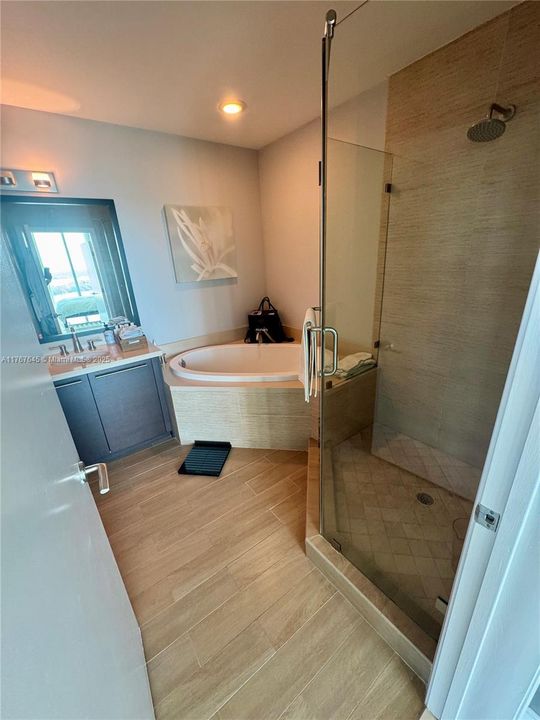 待售: $850,000 (3 贝兹, 3 浴室, 1358 平方英尺)