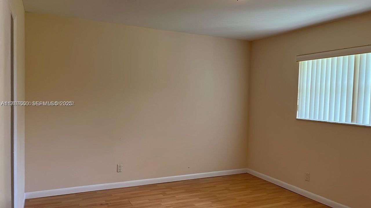 For Sale: $153,500 (1 beds, 1 baths, 750 Square Feet)
