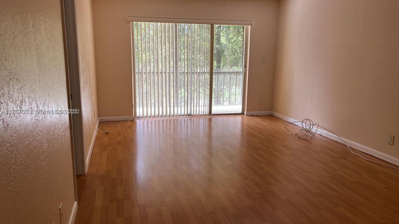 For Sale: $153,500 (1 beds, 1 baths, 750 Square Feet)