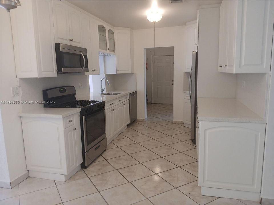 New quarts counter tops and stainless steel appliances