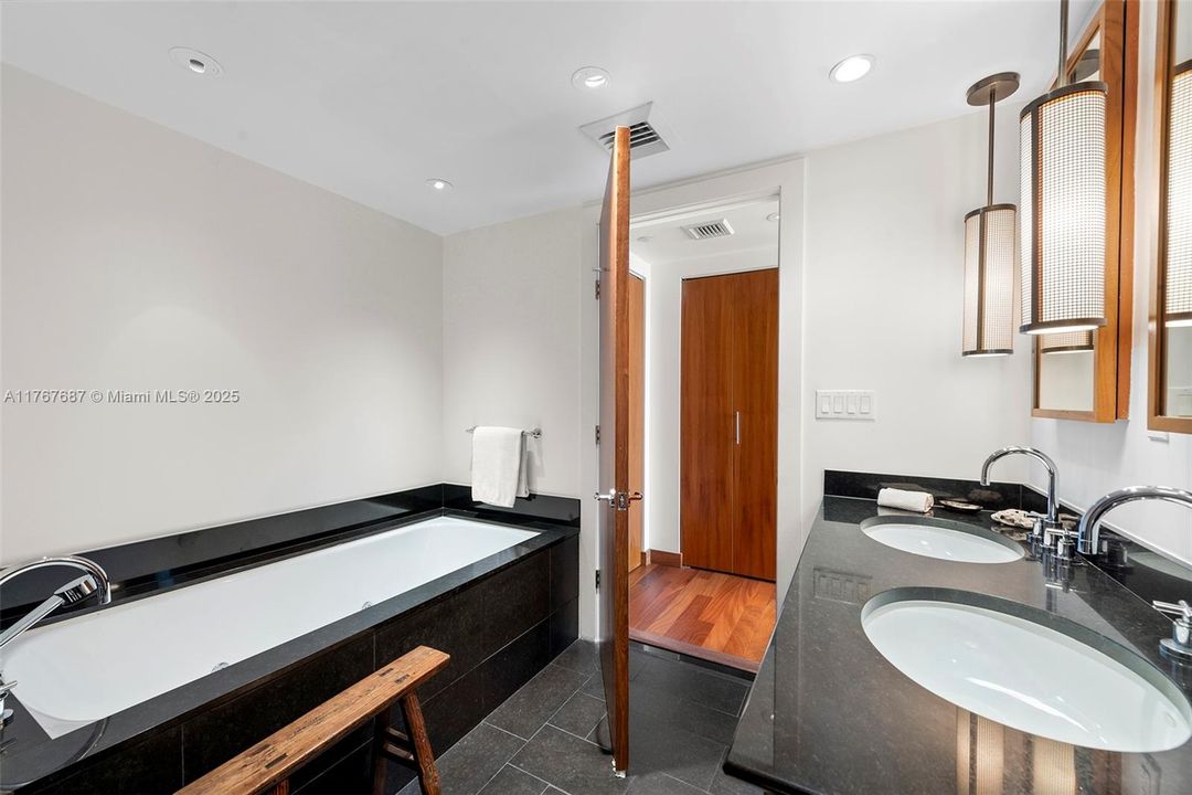 待售: $2,550,000 (1 贝兹, 1 浴室, 821 平方英尺)