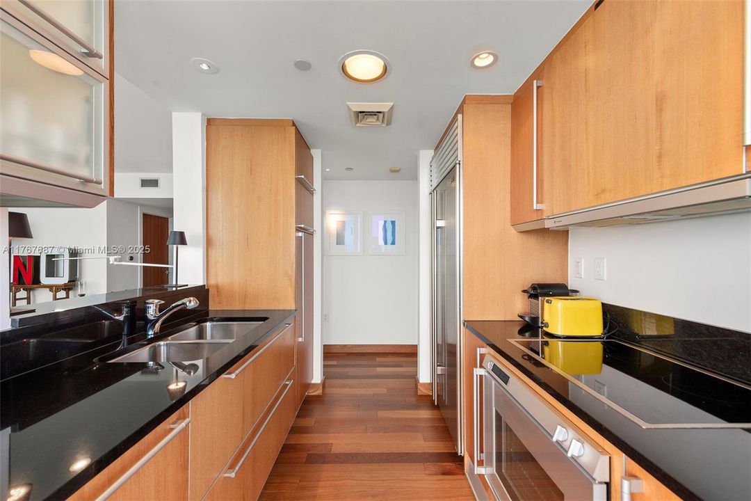 待售: $2,550,000 (1 贝兹, 1 浴室, 821 平方英尺)