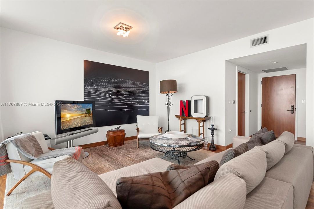 待售: $2,550,000 (1 贝兹, 1 浴室, 821 平方英尺)