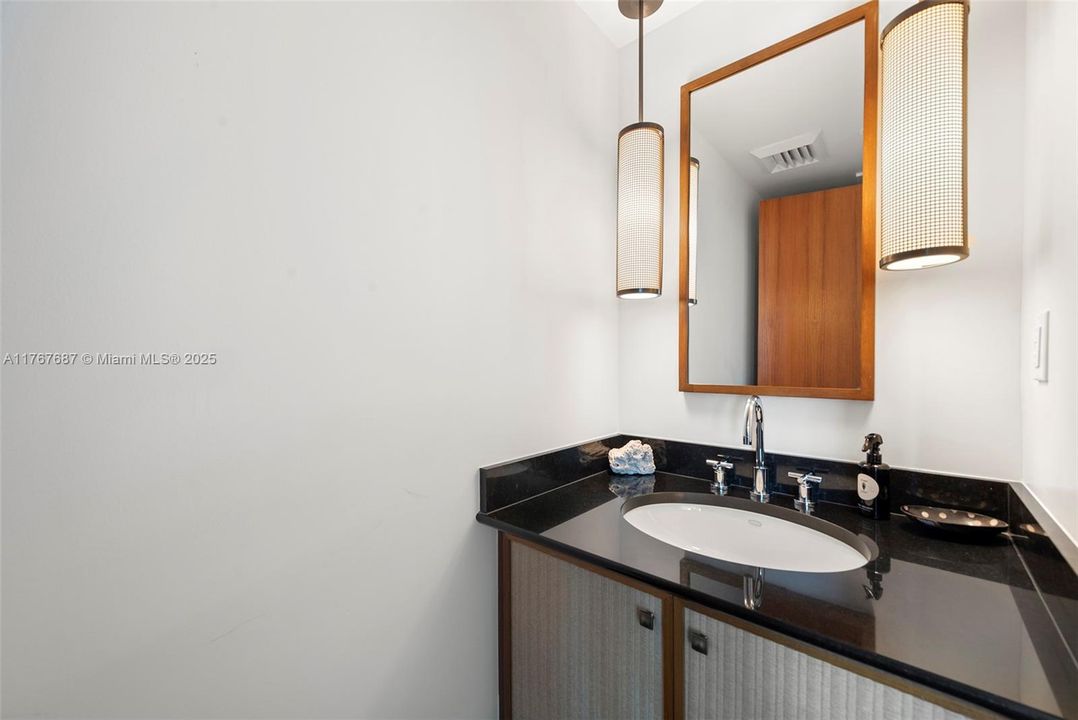 待售: $2,550,000 (1 贝兹, 1 浴室, 821 平方英尺)