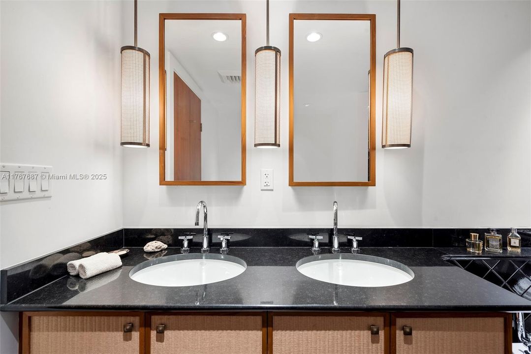 待售: $2,550,000 (1 贝兹, 1 浴室, 821 平方英尺)