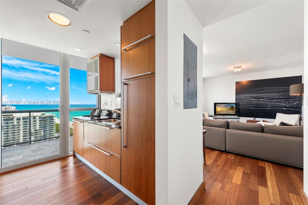 待售: $2,550,000 (1 贝兹, 1 浴室, 821 平方英尺)