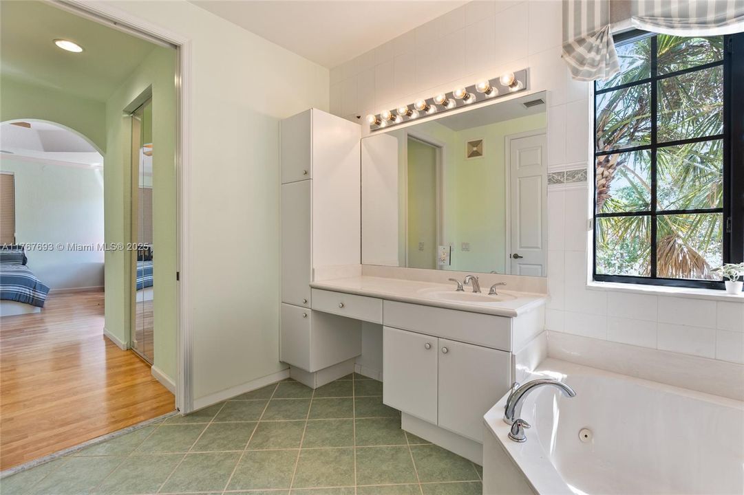 Vendido Recientemente: $610,000 (3 camas, 3 baños, 2290 Pies cuadrados)