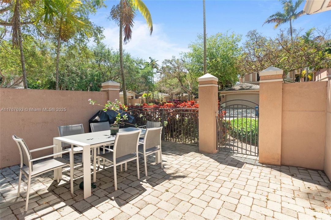 Vendido Recientemente: $610,000 (3 camas, 3 baños, 2290 Pies cuadrados)