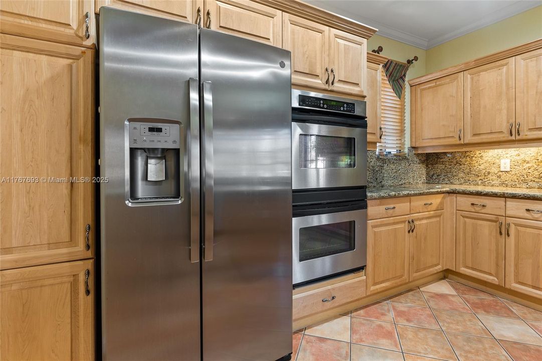 Vendido Recientemente: $610,000 (3 camas, 3 baños, 2290 Pies cuadrados)