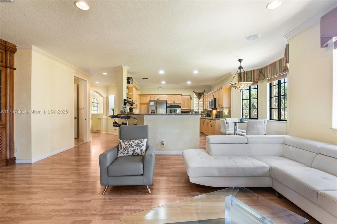 Vendido Recientemente: $610,000 (3 camas, 3 baños, 2290 Pies cuadrados)