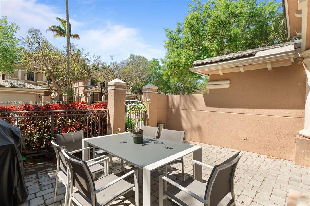 Vendido Recientemente: $610,000 (3 camas, 3 baños, 2290 Pies cuadrados)