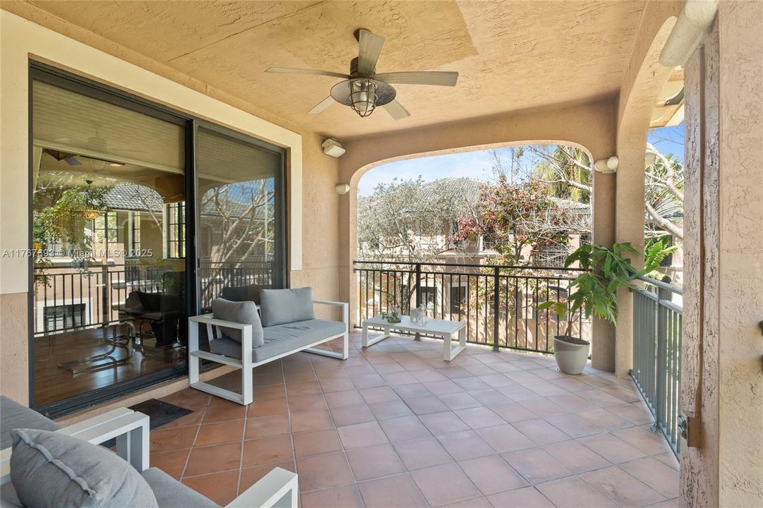 Vendido Recientemente: $610,000 (3 camas, 3 baños, 2290 Pies cuadrados)