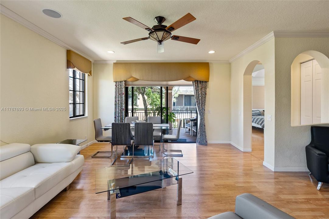 Vendido Recientemente: $610,000 (3 camas, 3 baños, 2290 Pies cuadrados)