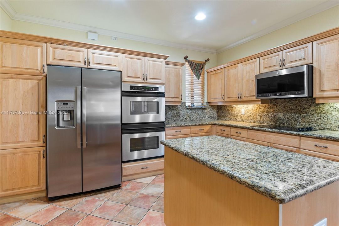 Vendido Recientemente: $610,000 (3 camas, 3 baños, 2290 Pies cuadrados)