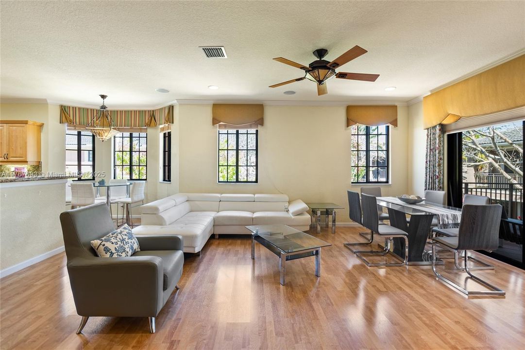 Vendido Recientemente: $610,000 (3 camas, 3 baños, 2290 Pies cuadrados)