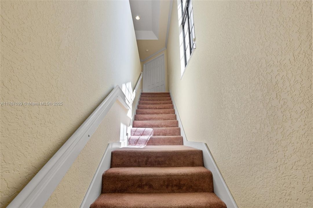 Vendido Recientemente: $610,000 (3 camas, 3 baños, 2290 Pies cuadrados)