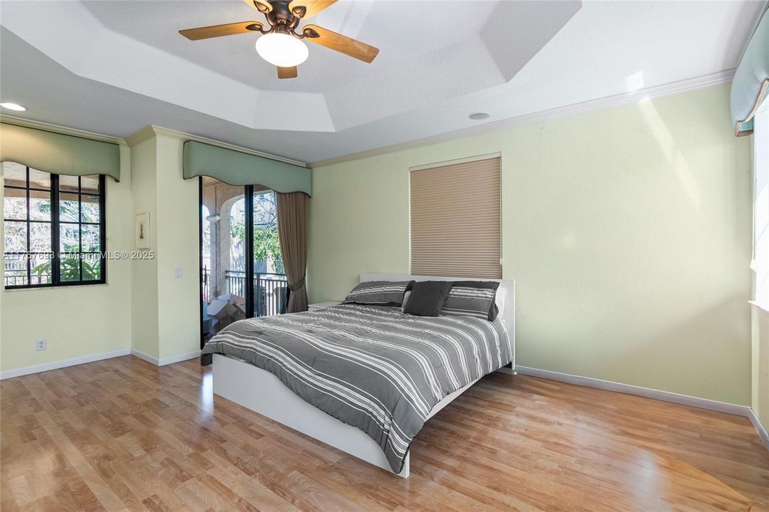 Vendido Recientemente: $610,000 (3 camas, 3 baños, 2290 Pies cuadrados)