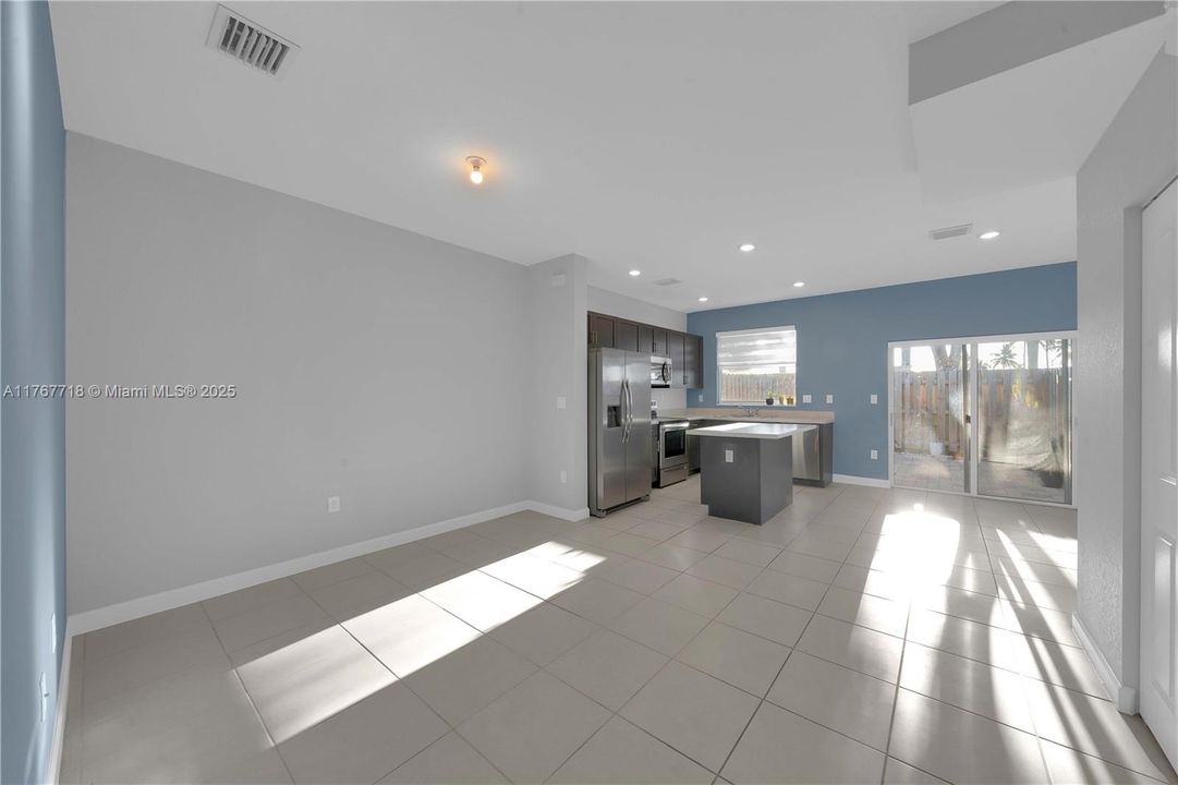 最近租的: $2,400 (3 贝兹, 3 浴室, 1328 平方英尺)