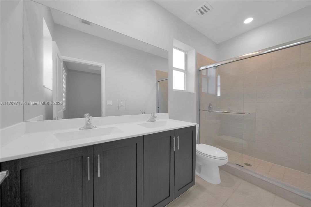 最近租的: $2,400 (3 贝兹, 3 浴室, 1328 平方英尺)