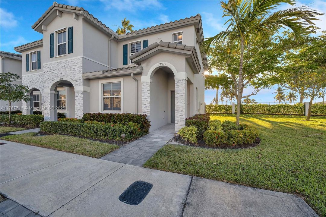 最近租的: $2,400 (3 贝兹, 3 浴室, 1328 平方英尺)