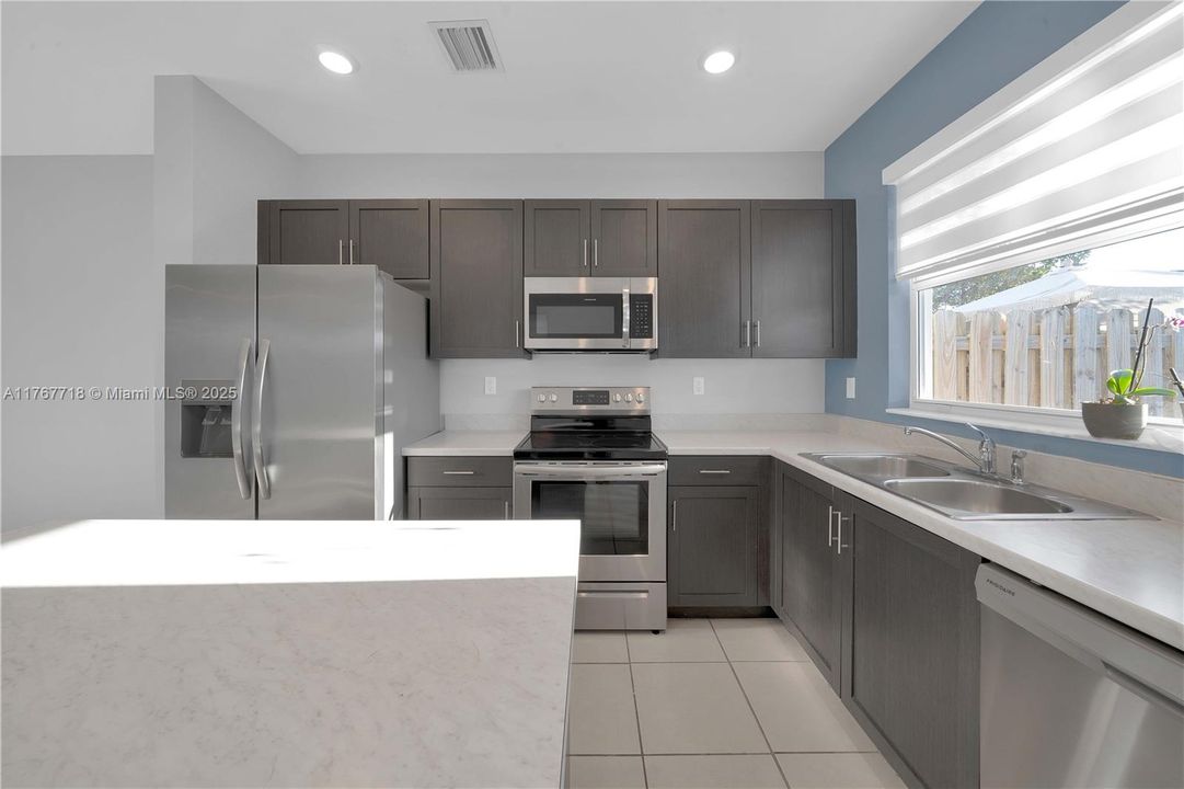 最近租的: $2,400 (3 贝兹, 3 浴室, 1328 平方英尺)