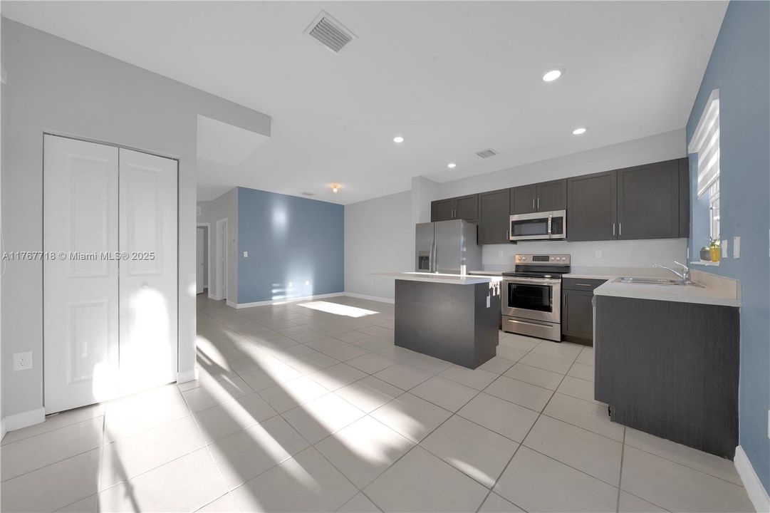 最近租的: $2,400 (3 贝兹, 3 浴室, 1328 平方英尺)