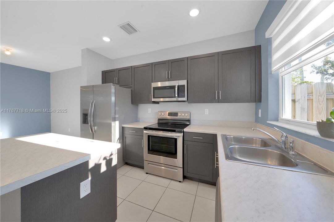 最近租的: $2,400 (3 贝兹, 3 浴室, 1328 平方英尺)