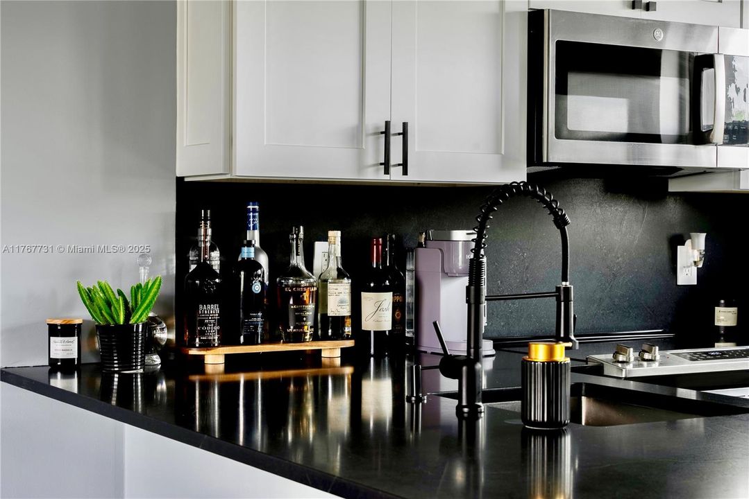 For Sale: $208,000 (1 beds, 1 baths, 580 Square Feet)